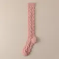 Weiche rosa Korallenvlies-Socken mit Zopfmuster für winterliche Wärme zu Hause. - Einheitsgröße / Kirschrosa