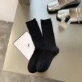Klassische schwarze gerippte Damen-Wadenstrümpfe in einem stilvollen Lifestyle-Arrangement - Einheitsgröße / Schwarz