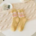 Calze calde e spesse in pile corallo giallo senape con motivi a onde rosa e bianche - Pietra Tuorlo d'Uovo