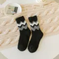 Comode calze in pile corallo nero con elegante motivo a zig-zag grigio e bianco - Nero