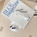 Klassische weiße Herren-Knöchelsocken aus Rippbaumwolle mit schwarzen Streifen - Weiß