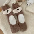 Zachte bruine koraalvlies wintersokken met een schattig hondengezicht voor in huis - Eén maat / Bruin