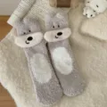 Zachte en dikke koraalvlies winterslaapsokken met een schattig grijs cartoon hondenontwerp - Eén maat / Lichtgrijs