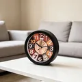 Orologio da tavolo rotondo con quadrante colorato effetto legno e cornice nera opaca - Sveglia Rotonda con Venatura del Legno / 16x16x4.5cm / Nero