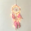 Lindo atrapasueños rosa de dos aros con luces LED cálidas y plumas suaves decorativas - Con Luces LED / Rosa