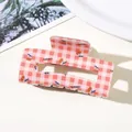 Pince à cheveux à carreaux roses avec un imprimé cerise mignon et un design élégant. - Carreaux Rose et Blanc avec Motif Cerise