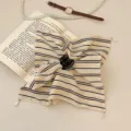 Élégant foulard en soie rayé beige avec une pince à cheveux noire - Pince à Queue de Cheval Grand Foulard Carré Blanc