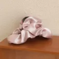 Elegante pinza per capelli in raso rosa con design a pieghe per donne e ragazze - Pinza Triangolo Rosa Raso / 13.5cm / Rosa
