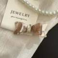 Handgefertigte Acetat-Haarspange mit doppelter Schleife, braunem Marmormuster und Goldstempel - Milchkaffee