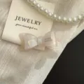 Eleganter cremefarbener Haarclip aus Acetat mit goldener handgefertigter Aufschrift. - Meerjungfrau Weiß