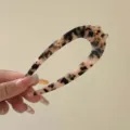 Elegant pink tortoiseshell acetate U-shaped hair pin featuring a cute cat head design. - Chubby Cat / Tortoise
