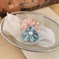 Scrunchie vintage in organza rosa e blu con fiore di perla per acconciature eleganti - Fiore Blu / Blu