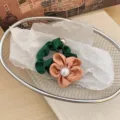 Scrunchie verde in stile vintage con un fiore in tessuto pesca e una perla centrale bianca - Fiore Arancione / Arancione