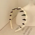 Zachte beige met garen omwikkelde golvende haarband met antislip tanden voor wassen. - Met Garen Omwikkelde Stijl / Wit