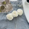 Pince à cheveux élégante en tissu rose crème accessoire pour un style vintage. - Pince à Ressort Rose Satin Blanc Cassé