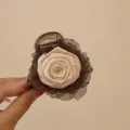 Pince à cheveux vintage avec rose en tissu beige et volants en organza marron foncé. - Rose Café au Lait