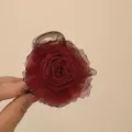 Pince à cheveux fleur de rose bordeaux vintage accessoire de luxe en tissu pour femme - Rose Carmin