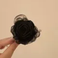 Élégante pince à cheveux vintage à rose en mousseline noire pour coiffures chic. - Rose Noire