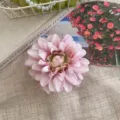Pince à cheveux vintage avec fleur artificielle rose et pétales de soie élégants - Dahlia Rose Clair