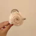 Pince à cheveux vintage élégante avec rose en tissu beige et attache en métal robuste - Rose Blanc Cassé
