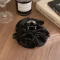 Pince à cheveux vintage en tissu noir rose avec un design élégant de fleurs multicouches - Rose Noire