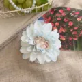 Pince à cheveux vintage en fleur artificielle blanche et bleue pour coiffure élégante - Dahlia Bleu Glacé