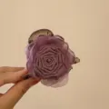 Élégante pince à cheveux rose en organza violet pour femme avec un design floral vintage - Rose Violette