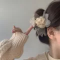 Élégante pince à cheveux vintage à fleur de rose crème pour un style de coiffure raffiné. - Grande Fleur Beige