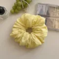 Coletero grande amarillo liso para mujer con un acabado texturizado de primera calidad - Amarillo