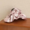 Pince à cheveux élégante en satin rose pour toutes les coiffures féminines sophistiquées - Pince Triangle Satin Rose / 13.5cm / Rose