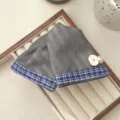 Pince à cheveux élégante en tissu gris avec bordure à carreaux, bouton et perle - Pince Triangle Bordure Bleue / Gris (Bordure Écossaise Bleue)