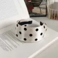 Serre-tête élégant en satin blanc à gros pois noirs pour un look vintage sophistiqué - Blanc Gros Pois