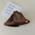 Pince à cheveux triangulaire en satin marron élégant avec emblème doré. - Style Satin à Étiquette Dorée / Marron