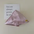Pince à cheveux triangle en satin mauve élégante pour une coiffure style Hepburn - Style Satin à Étiquette Dorée / Rose