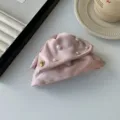 Pince à cheveux triangle en satin rose élégante avec perles et détail doré - Triangle en Satin avec Perles Artificielles / 13.5cm / Rose