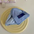 Pince à cheveux triangulaire en tissu à rayures bleues avec un joli détail smiley. - Triangle Peint avec Visage Souriant / Grand Style Épaissi / Rayé Bleu