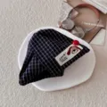 Élégante pince à cheveux en tissu à carreaux noir avec badge chien et perle rouge - Style Chien à Carreaux / Bleu