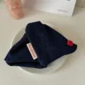 Pince à cheveux triangle en denim bleu foncé avec étiquette fait main - Décoration de Perles Rouges / Bleu Denim