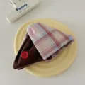 Pince à cheveux triangulaire en tissu à carreaux de style Hepburn avec bouton rouge - Style Bouton Plaid Contrasté / 13.5cm / Marron