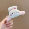 Dettaglio ravvicinato di una simpatica pinza per capelli in peluche a forma di coniglio - Pinza in Peluche Coniglio Doppio Lato