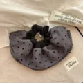 Eleganter übergroßer grauer Polka-Dot-Haargummi für stilvolle Dutt-Frisuren - Grau Punkt