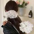 Chouchou élégant à pois blancs avec volants et un petit bouton en forme de cœur rouge - Style bouton coeur à pois blanc / Blanc