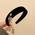 Serre-tête en velours noir avec pompons cloches ethniques et breloques dorées élégantes. - Gland Doré d'un Côté / Noir