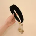 Serre-tête en velours noir de style chinois avec détails de pompons de clochettes - Double-Sided Ear-Hanging Gold Tassels / Noir