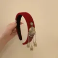 Serre-tête en velours rouge de style ethnique avec pampilles argentées à cloches - Rond Doré d'un Côté / Rouge