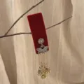 Serre-tête en velours rouge avec pompons ethniques en argent et détails de cloches. - Style Gland Ethnique / Rouge