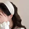Cerchietto largo in velluto bianco crema invernale con un elegante effetto teschio alto - Bianco