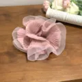 Eleganter rosa plissierter Organza-Haargummi mit Balletcore-Ästhetik für Duttfrisuren. - Netzbesatz / Rosa