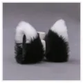 Vue détaillée de pinces à cheveux en peluche noire et blanche, oreilles de chat Lolita. - Oreilles de renard pointues Q - Extérieur noir et blanc, intérieur noir
