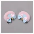 Primer plano de pinzas para el cabello de peluche con lazos rosas azules y campanitas doradas. - Pinzas para el pelo de orejas de oso 03 - Rosa y azul